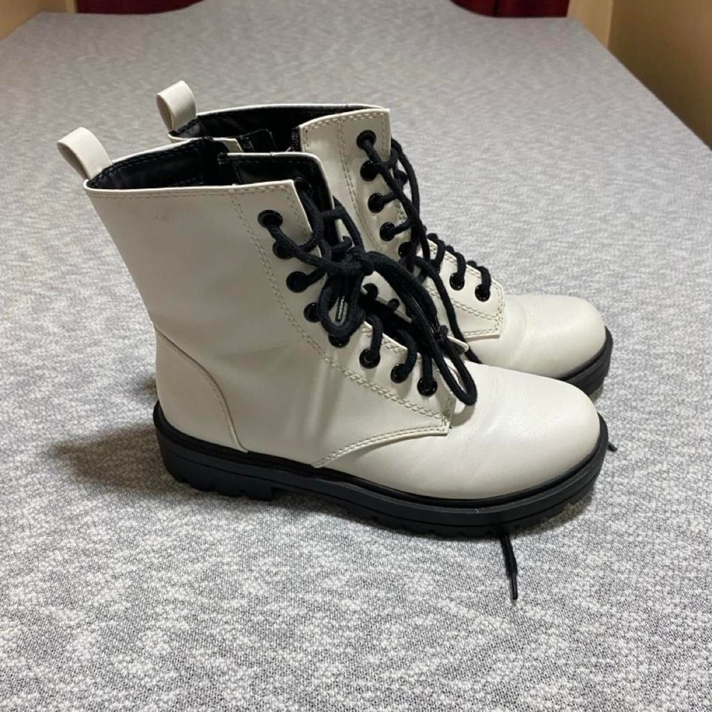 Soda White  lace-up combat boots with black laces women 10. SKU-B21